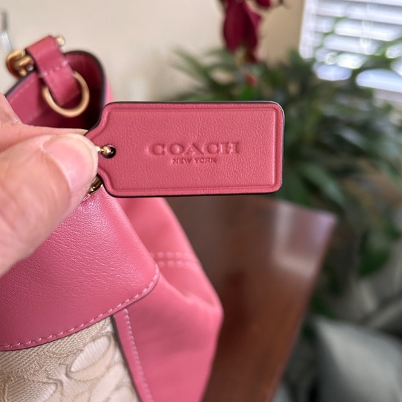 Coach Signature New York Lexi Shoulder Handbag in Peony Pink - Picture 4 of 10